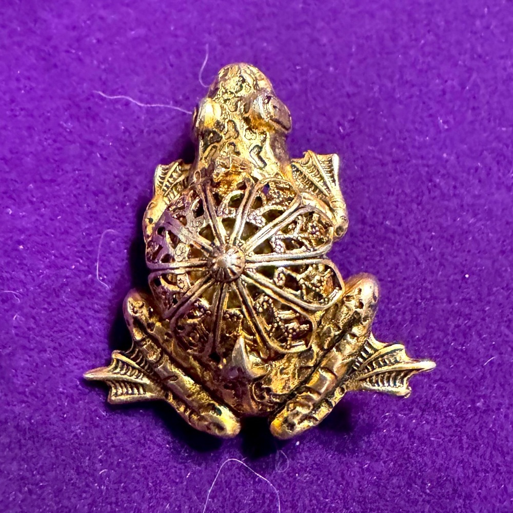 Vintage Gold tone costume jewelry Frog Brooch - Picture 2 of 7